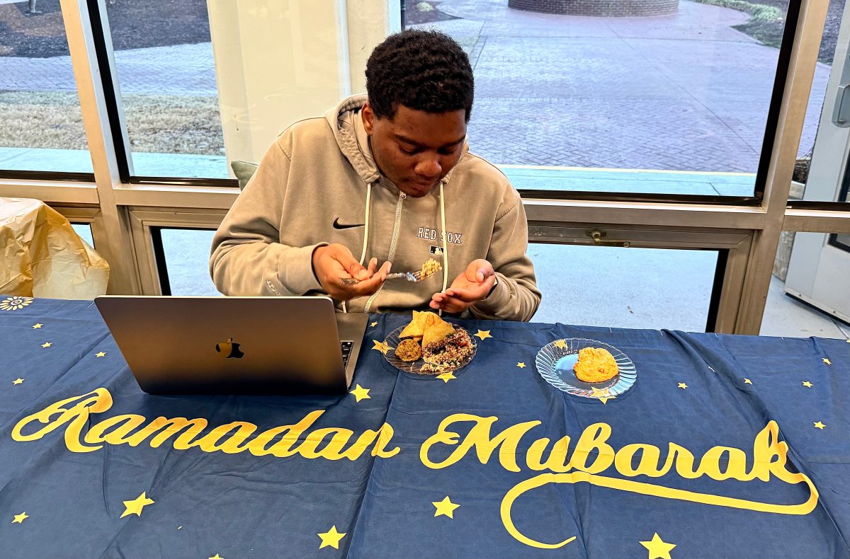 Student Salim Phiri eating traditional food at the Ahlan Ramadan event./Courtesy of Janna Fahmy. 